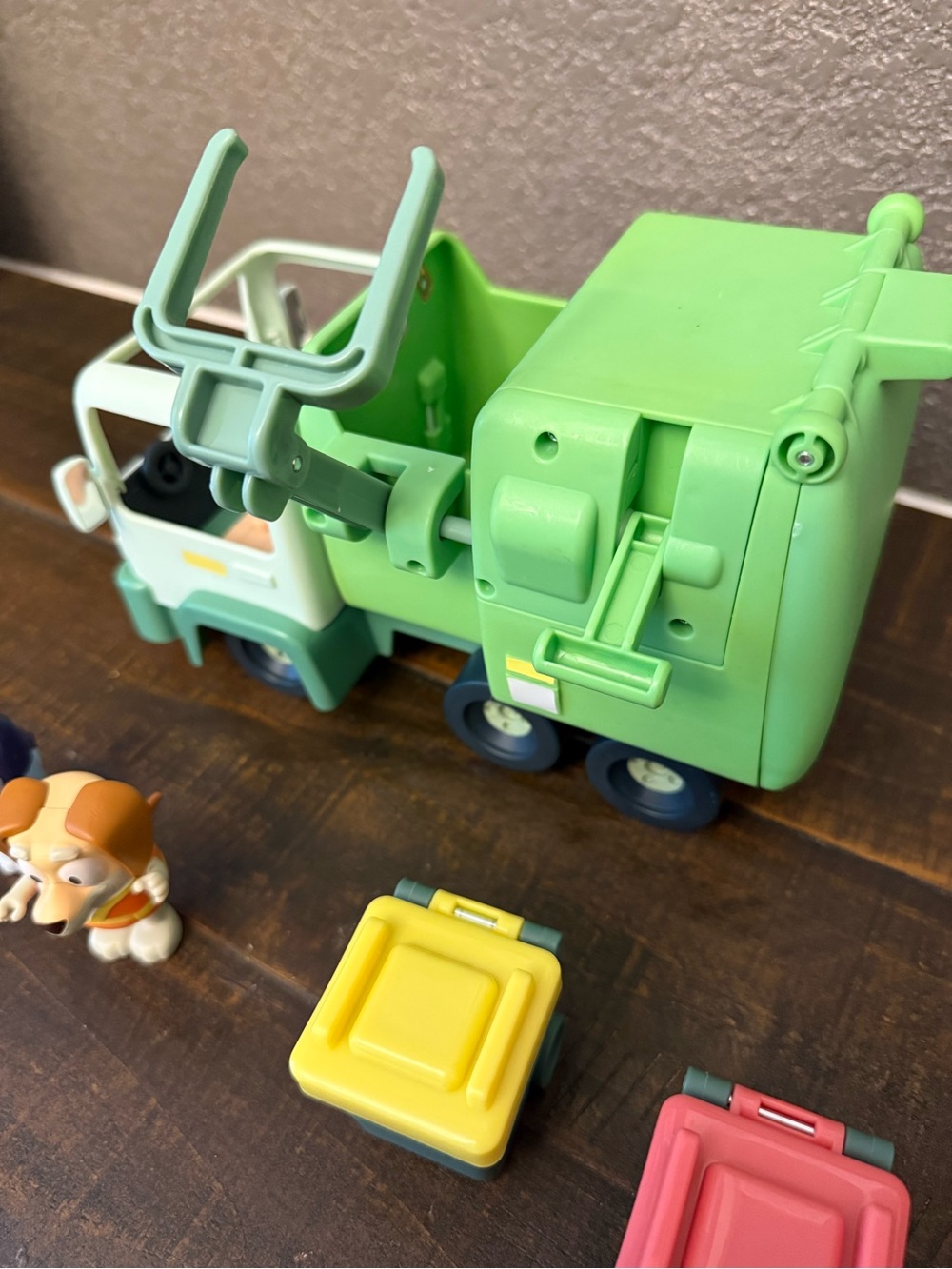 Bluey & The Bin Man Garbage Truck and accessories - Picture 13 of 15